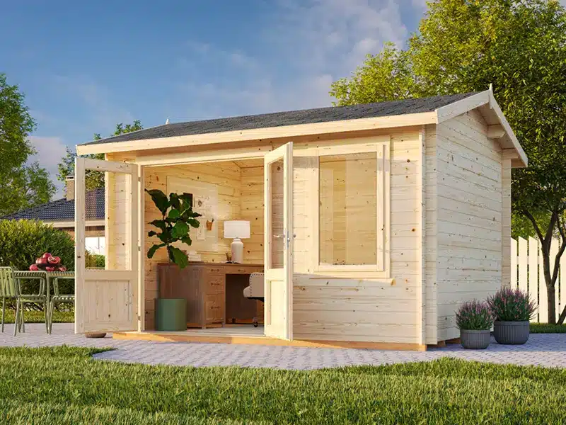 Chalet de jardin en bois avec terrasse ouverte, grandes fenêtres et plantes décoratives, installé sur une pelouse.